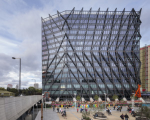 布鲁内尔大楼的外部，一个玻璃摩天大楼覆盖着钢铁外骨骼