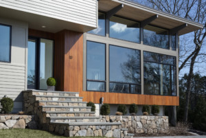 一座山顶住宅，正面的木材来自Acorn Deck House公司