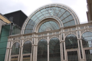 伦敦一个著名场馆的外观，有拱形玻璃入口