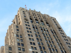 一座装饰艺术风格的摩天大楼的顶部