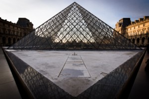 卢浮宫金字塔，一座因新冠肺炎而关闭的博物馆