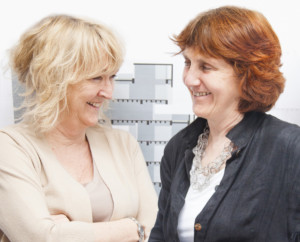 两位女子相视而笑，她们是2020年普利兹克奖得主伊冯·法雷尔和谢莉·麦克纳马拉