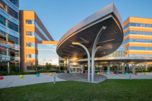 德克萨斯儿童医院，门前有一个巨大的叶形金属遮阳篷