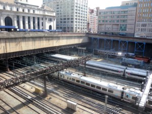 美国铁路公司的火车正从曼哈顿的一栋建筑下经过