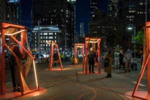曼哈顿夜间的设计装置，由红色金属框架制成