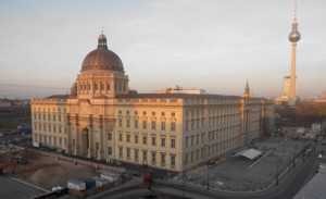 重建后的柏林宫，背景是洪堡广场的瞭望塔