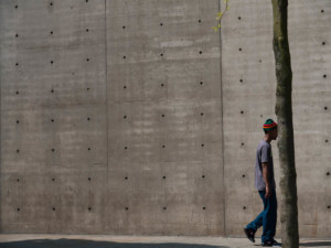 一名男子站在安藤忠雄设计的混凝土墙前