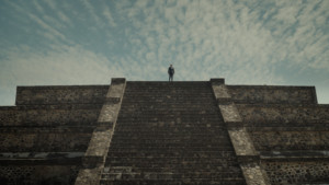 ADFF的影片中，一个女人站在石阶上