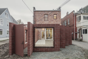 由Davidson Rafailidis设计的红砖庭院