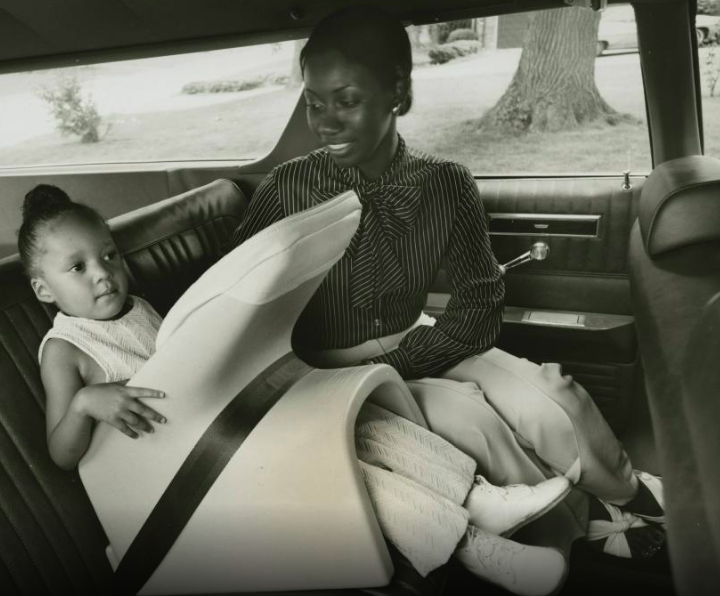 1973年，一对母女坐在车里
