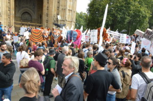抗议者聚集在伦敦举行的气候游行中，挥舞着标语