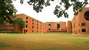 位于印度管理学院艾哈迈达巴德校区的路易斯·卡恩设计的砖砌广场