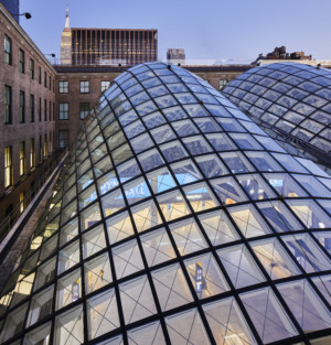 新莫伊尼汉列车大厅顶部的斜格子钢架和玻璃天花板的特写