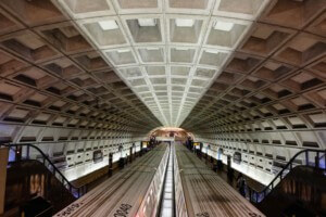 华盛顿特区地铁站内部的两列火车