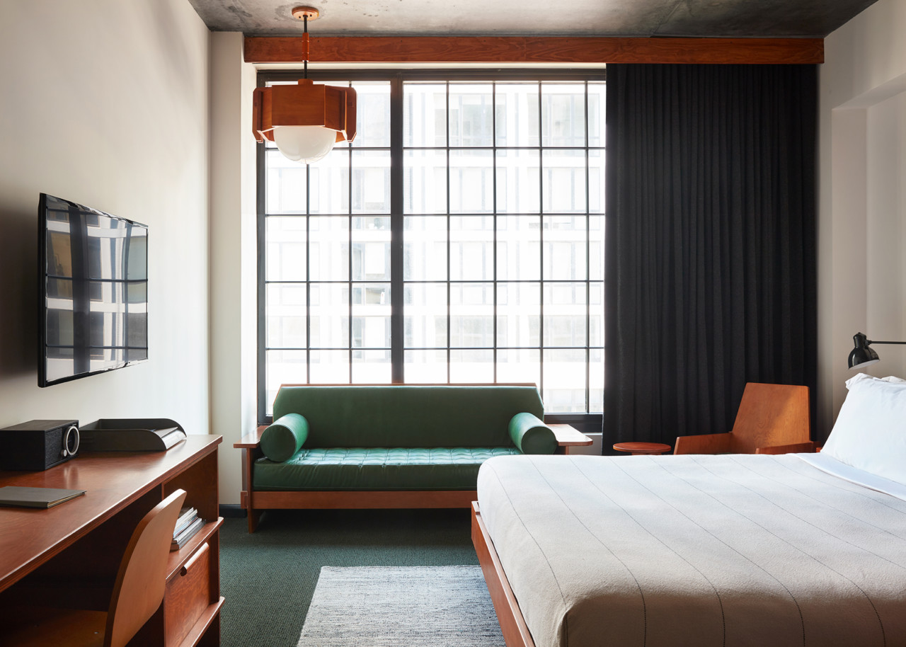 布鲁克林王牌酒店的内部，有一个简单而精致的设计调色板