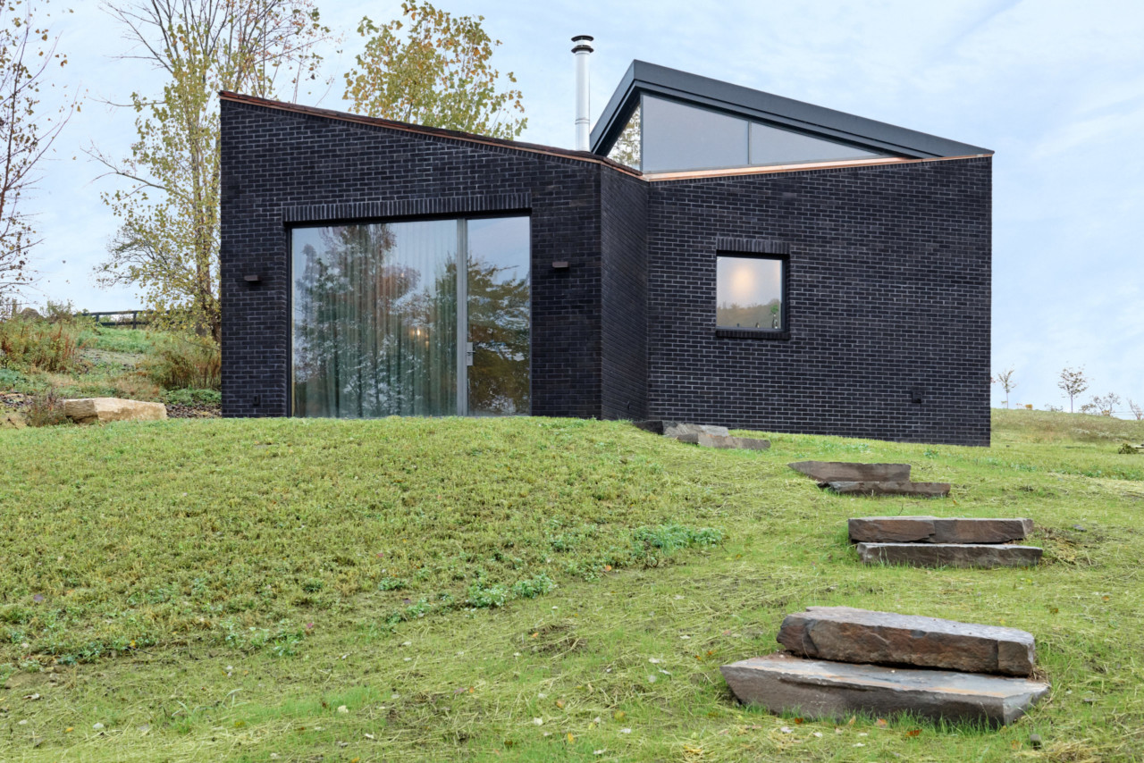 由GRT建筑师用黑色砖块设计的住宅
