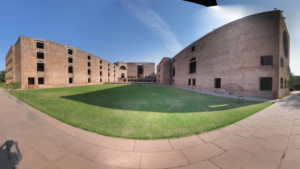 艾哈迈达巴德印度管理学院草坪上砖砌建筑的全景图
