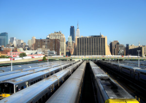 门户隧道可以从中喂养的火车围场的空中图象