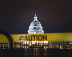 用警戒线拍摄的美国国会大厦夜景。