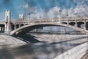 混凝土覆盖的洛杉矶河