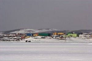 雪地围拢的南极研究站，很快就会收到戴维斯机场？