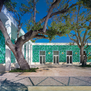 由Cúre & Penabad设计，这个低矮的公共空间以生动的绿色墙壁围绕着中心框架的树木