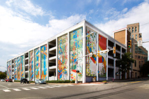 一个由2021年的美国研究员设计的被彩色织物包围的停车场