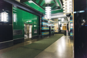 前McGraw Hill建筑的现代艺术大厅，绿色的墙壁和天花板以及螺旋形的艺术装饰灯