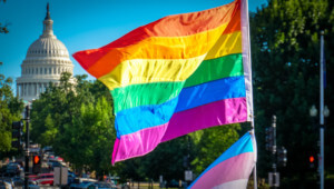 彩虹旗在美国国会大厦前飘扬