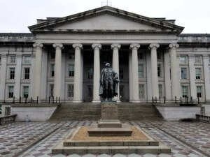 一座带有希腊柱子和雕像的华盛顿政府大楼，不受建筑行政命令的约束