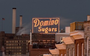 工厂顶上点亮的霓虹灯上写着多米诺糖