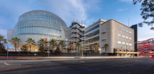 这张照片描绘的是洛杉矶一家新博物馆，中央有超大的玻璃穹顶和楼梯