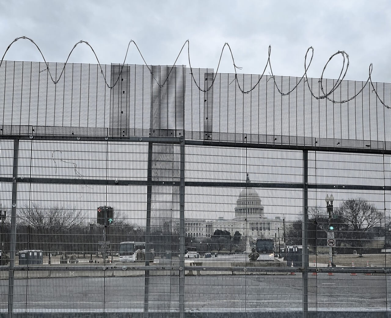 剃刀铁丝网围栏美国国会大厦