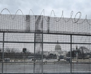 用铁丝网把美国国会大厦围起来