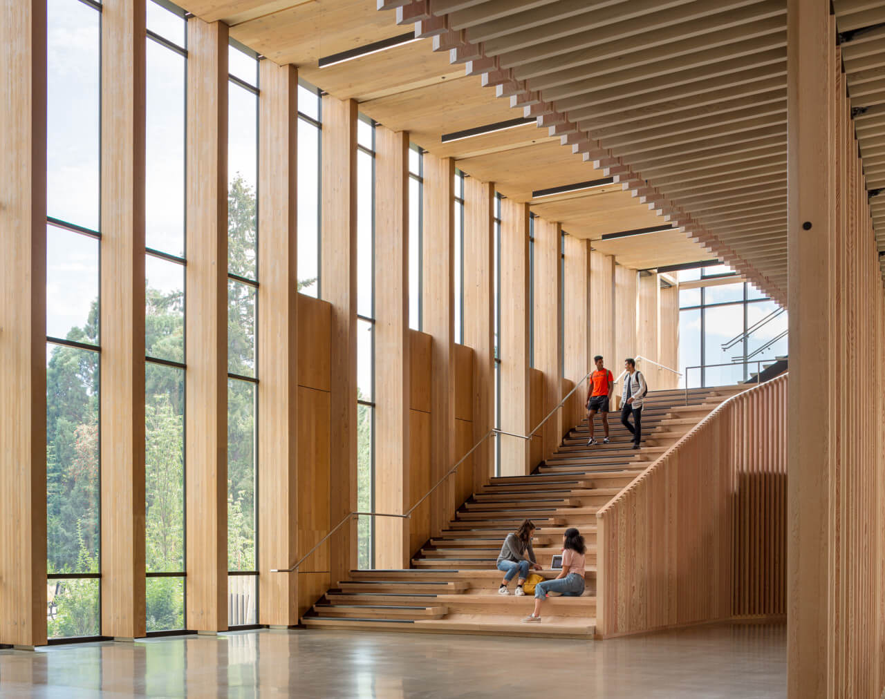 俄勒冈州立大学林学院内部由木材制成，有多层空间