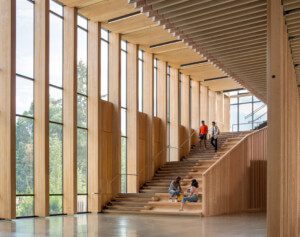 在俄勒冈州立大学林业学院内，由木材制成的多层空间
