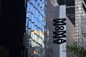 纽约现代艺术博物馆的标志和外观，现已覆盖菲利普·约翰逊画廊（Reading MoMA）