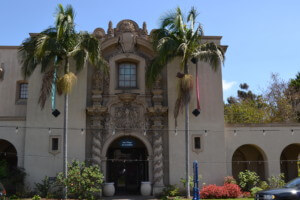 前面有70年历史的圣地亚哥艺术学院的标牌，这将成为圣地亚哥当代艺术学院