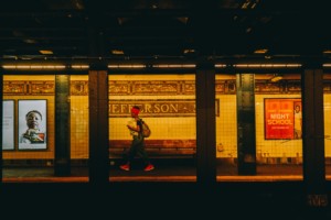 一名女子穿过纽约地铁站台，避开了交通拥堵