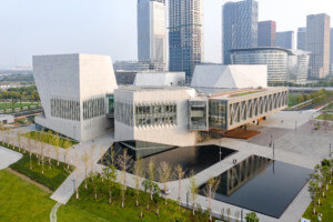 天津茱莉亚音乐学院，池塘上方的混凝土水晶结构