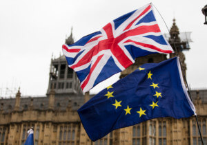 英国国旗和欧盟国旗在一起的照片，多亏了英国脱欧