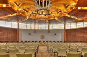放射状木材会议室根据本土设计实践实现