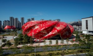 中国一座红色滚滚的剧院，被评为2020年中国最丑的建筑