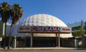 一个带有圆顶和电影院标志的电影院