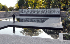 一个人站在一战纪念碑的水景上