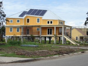 一个带有倾斜太阳能电池板的高架住宅