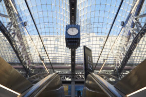 当代火车站的室内照片，莫伊尼汉火车大厅中央悬挂着一个装饰钟