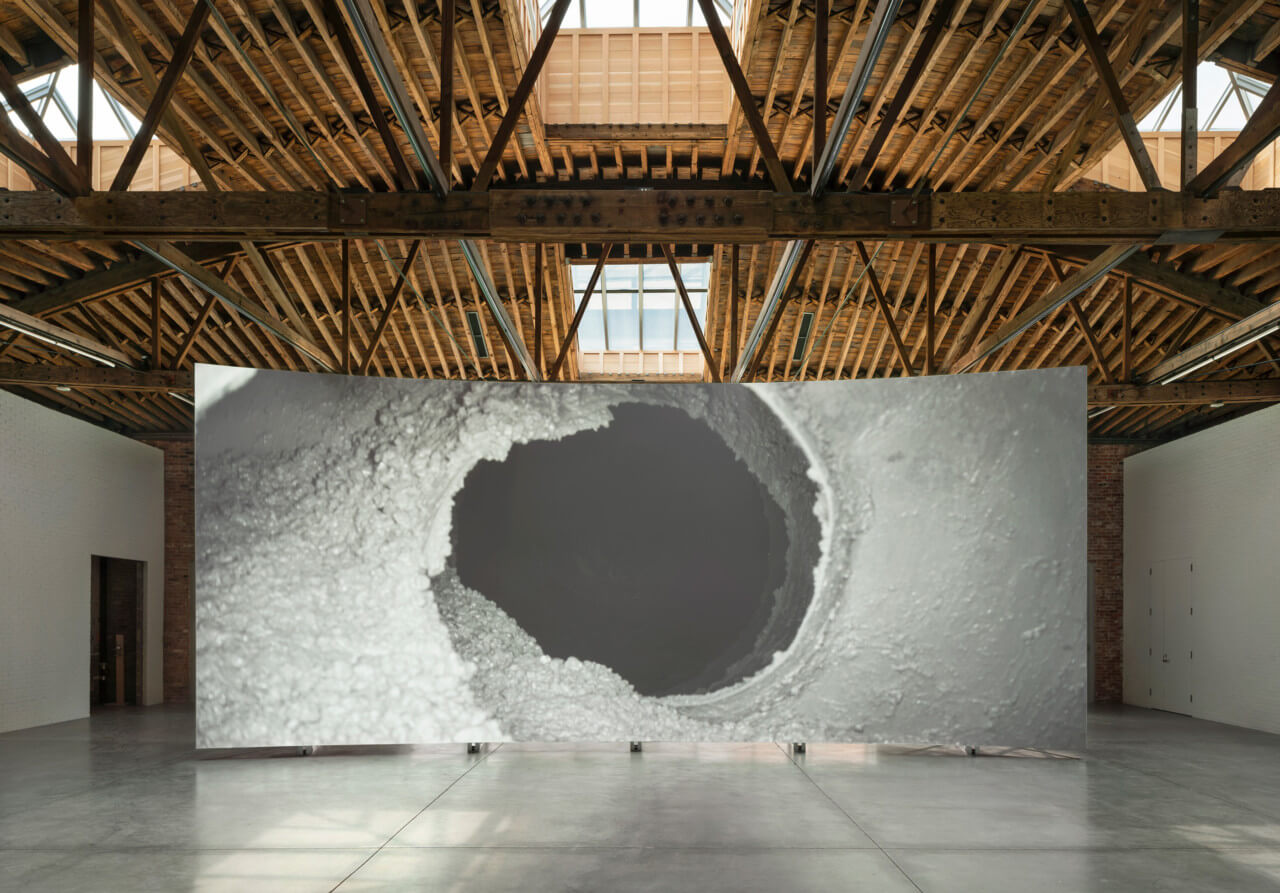 切尔西迪亚艺术基金会的新空间里有一个巨大的白洞