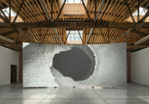 新的Dia艺术基金会空间在切尔西有一个巨大的白洞