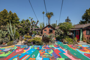 这是洛杉矶的一幅彩色街头壁画，由洛杉矶非裔美国人历史遗迹项目覆盖